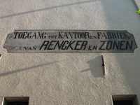 817658 Afbeelding van een gerestaureerde muurreclame van de voormalige Koper- en Metaalgieterij Rencker en Zonen ...